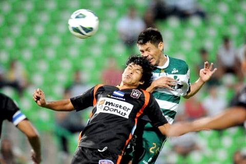Aunque Oribe Peralta estuvo muy participativo, de nueva cuenta se fue en blanco, sin poder concretar las pocas ocasiones que tuvo frente al marco cuzcatleco, impactando sus dos cabezazos en el travesaño.