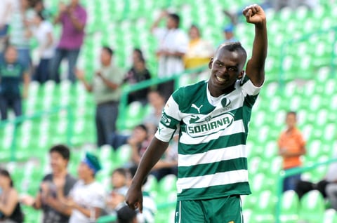Santos Laguna debutó con éxito en la edición 2012-13 de la Liga de Campeones de la Concacaf, al golear 5-0 a un frágil Club Deportivo Águila de El Salvador, ante una pobre entrada en el Estadio Corona.