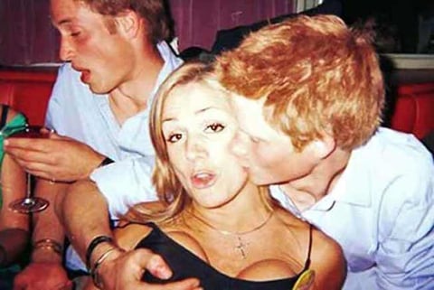 Diarios publicaron una imagen donde Harry aparecía agarrado los pechos a una rubia en una fiesta.
