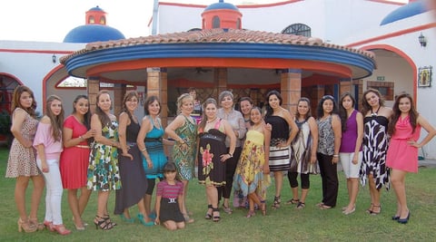 22082012 ANDREA  Ivonne RomÃ¡n Flores y algunas de las invitadas a su despedida de soltera.