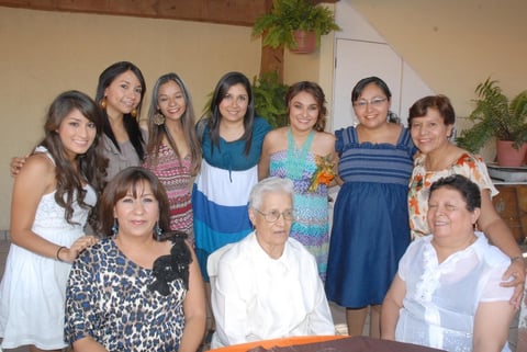 25082012 MARLENE  Ãlvarez Cruz el dÃ­a de su despedida de soltera, la acompaÃ±an algunas de las asistentes.