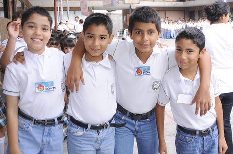 22082012 VICENTE , Gael, Edson y Emiliano, en su primer dÃ­a de clases.