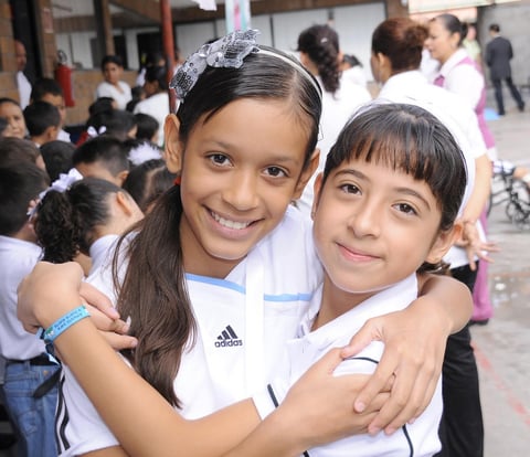 24082012 MARYFER  y Daniela, en su primer dÃ­a de clases.
