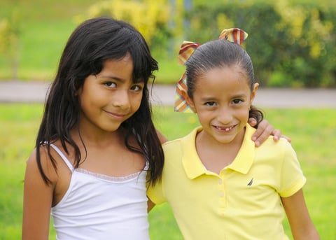 23082012 GLENDA  y Ãngela, durante su primer dÃ­a de clases.