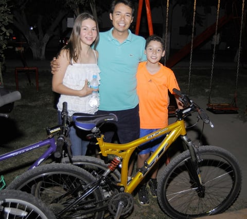 25082012 GABY  Mendoza, Arturo y Arturo Jr., durante el recorrido en bicicleta del grupo denominado Ruedas del Desierto.