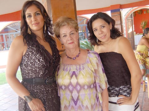 22082012 ANABEL , Tere y Magdalena fueron invitadas a festejo de despedida.