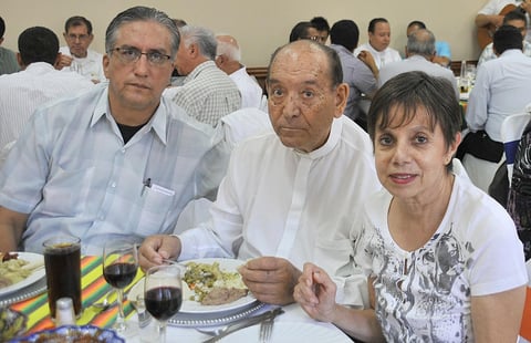 24082012 PBROS.  Luis Fernando López y Jesús Sánchez e Irma Gómez, en una comida de cumpleaños.