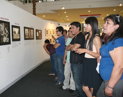 26082012 EL PÃºBLICO  asistente apreciÃ³ la exposiciÃ³n.