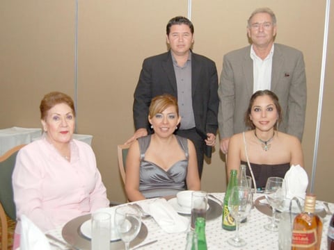 26082012 GENOVEVA,  Griselda, Estefania, Gamaliel y Walter, disfrutaron gratos momentos en reciente recepciÃ³n.
