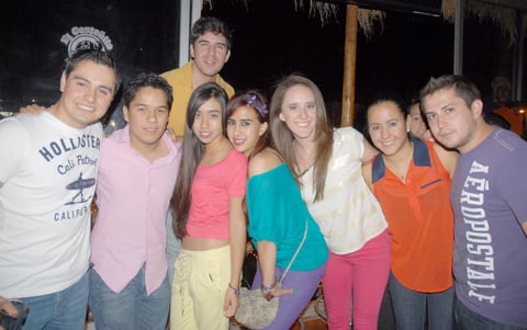 26082012 ALFONSO , Pedro, Marco, Itzel, Ivonne, Natalia, Cristy y Manuel celebrando un cumpleaÃ±os en agradable velada el pasado sÃ¡bado.