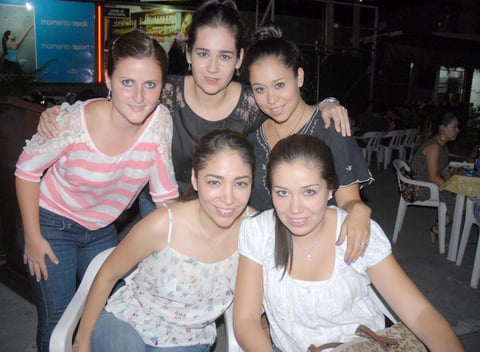 26082012 LIZ , Pau, Faby, Paty y Cecy cenando entre amigas.