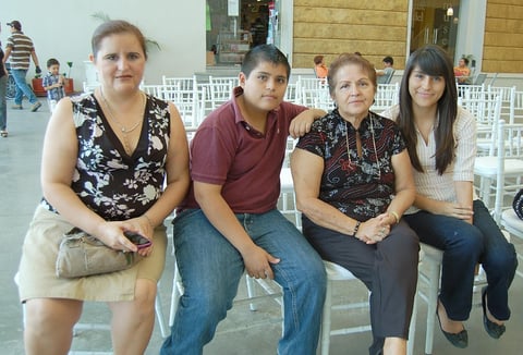 27082012 MARIEL  y Jocelin.