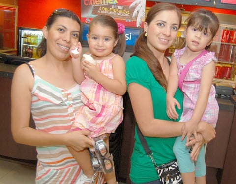 26082012 CHRISTIAN,  Camila, Eddaly y Natalia, en una tarde de cine.