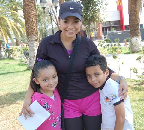 27082012 ANDREA , Angie y Roberto.