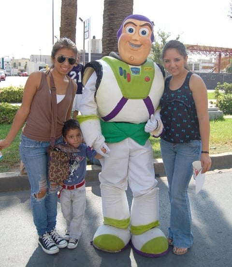 27082012 FABIOLA , Abraham y JÃ©ssica con la botarga de 'Buzz lightyear'.