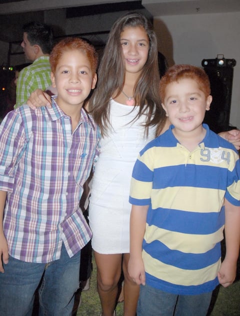 26082012 ANA PAULA  acompaÃ±ada por Marcos y Emiliano el dÃ­a que festejÃ³ su cumpleaÃ±os.