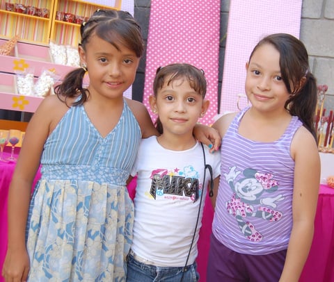 27082012 MARIEL,  Anel y Patricia, gozaron en una fiesta bautismal.