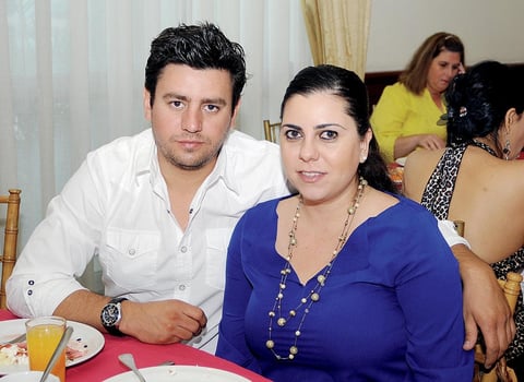 26082012 RICARDO  y Ana Karla en la presentaciÃ³n de un proyecto.