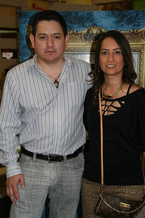 26082012 MANOLO  y Mónica Mendoza.