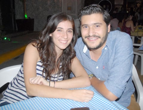 26082012 DANIELA  Jaik y Juan Reyes cenando en un conocido restaurante.