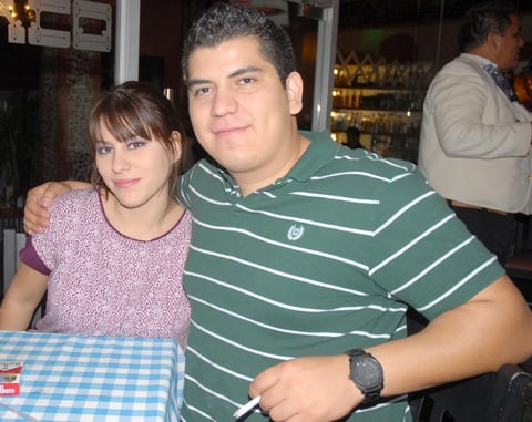 26082012 DIANA  Victoria y Miguel Butanda cenando en su restaurante favorito.