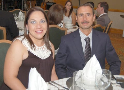 26082012 LOURDES  e Ismael Rojo.