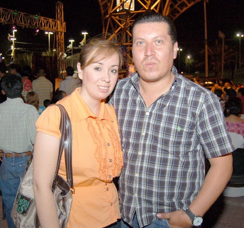 27082012 EVELYN  y Roberto.