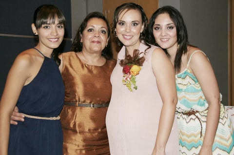 26082012 ANEL  Sáenz de Maury durante la fiesta de regalos para bebé que le ofrecieron su mamá Charo Méndez y sus hermanas Rosario y Norma Sáenz Méndez.