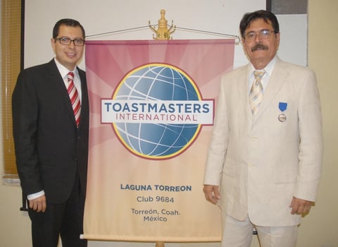 26082012 CARLOS  de la Cruz, presidente entrante y Pedro CaÃ±edo, presidente saliente.