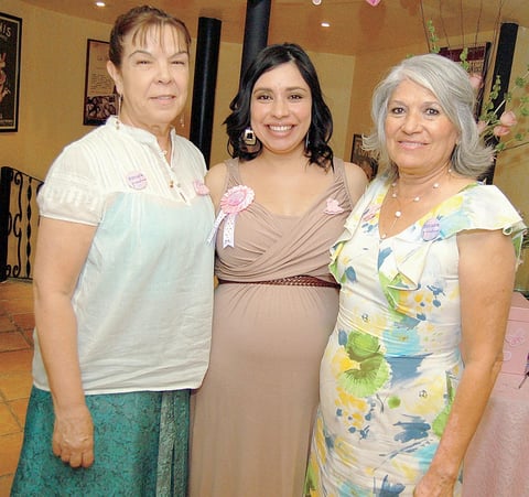 27082012 LYZZON  Garbuno Segura en su 'baby shower' junto a las organizadoras: su mamÃ¡ Gloria Segura y su suegra Lupita Esparza.