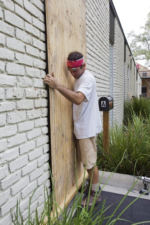 Residentes de Nueva Orleans y de la costa central del Golfo de México se apresuraron a concluir sus preparativos para enfrentar el paso del huracán Isaac, en el séptimo aniversario de que fuera golpeada por el desbastador ciclón Katrina.