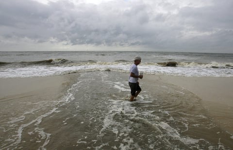 En la víspera del séptimo aniversario del huracán "Katrina" que devastó Nueva Orleáns, la ciudad se prepara para recibir a la tormenta tropical "Isaac", que gana fuerza en el Golfo de México