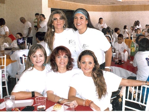 28082012 MIENTRAS  disfrutaban de reciente festejo social, fueron captadas muy contentas las primas GonzÃ¡lez.