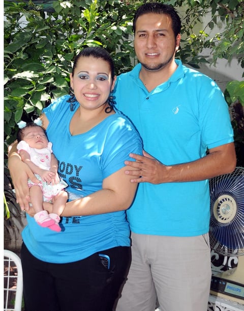 28082012 GABRIELA,  Javier y la pequeÃ±a Karen, en el cumple de don Armando Samaniego.