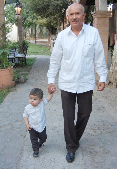 28082012 MIGUEL ÃNGEL  Alonso Salas con su nieto Miguel Alonso Alfaro.