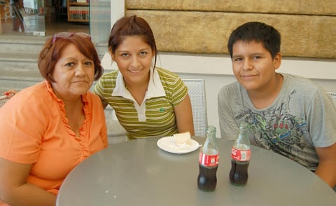28082012 ELIZABETH , Aidé y Ricardo en el festejo de sexto aniversario del Museo Arocena.