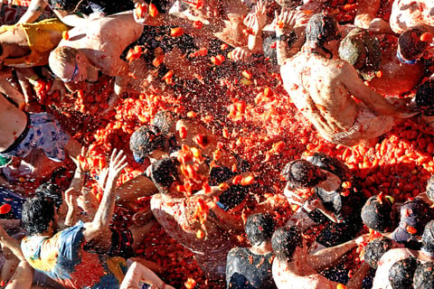 Como es habitual, el último miércoles del mes de agosto se celebra en esta localidad valenciana una de las fiestas más conocidas y que reciben más visitantes en el país, “La Tomatina” de Buñol.