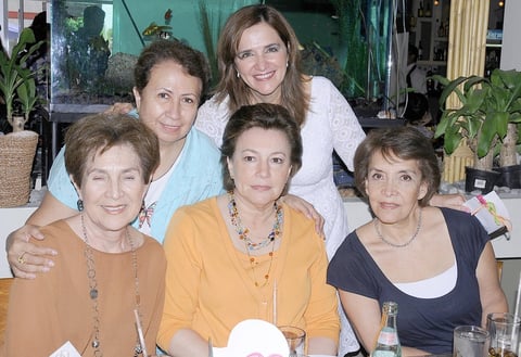 30082012 TULINA , Ceci, Norma, SofÃ­a y Lupis durante un desayuno organizado por Casa Feliz.