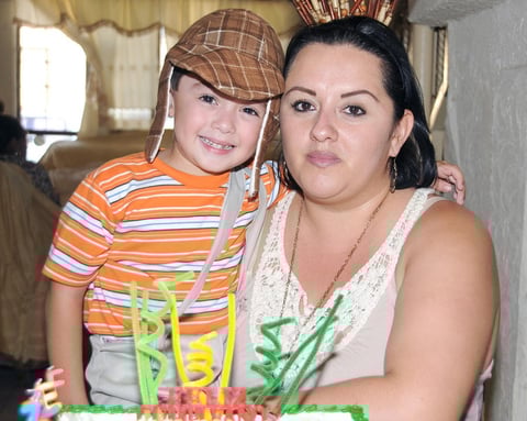 29082012 JUAN ÃNGEL  Zapata luciÃ³ muy apuesto en su festejo junto a su mamÃ¡ RocÃ­o Caldera.