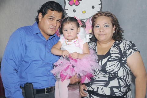 29082012 LAYLA XIMENA  Flores GonzÃ¡lez acompaÃ±ada de sus papÃ¡s Zack Flores Reyes y AidÃ© GonzÃ¡lez.