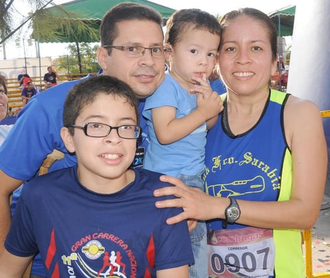 29082012 JAVIER , Daniel y David LÃ³pez, y Mirna GarcÃ­a en carrera atlÃ©tica.