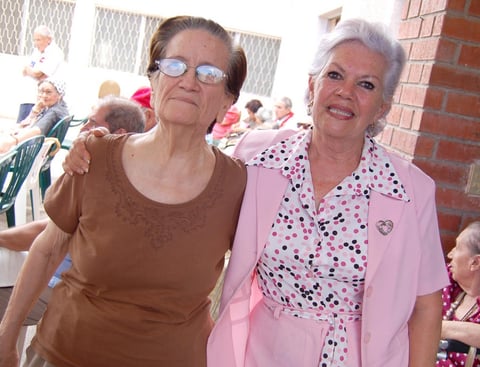 30082012 MARÍ­A ELENA  Romo y Angélica de Flores.
