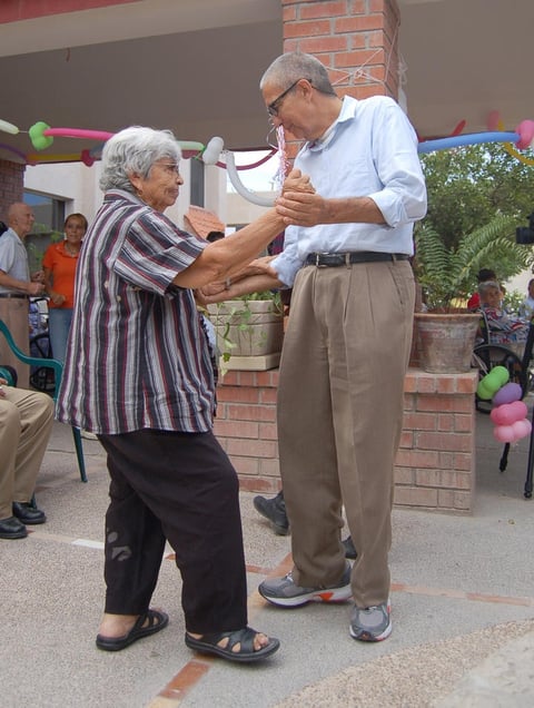 30082012 ADULTOS MAYORES  aprovecharon para bailar al compás de la música.