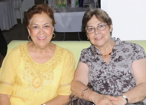 29082012 MARÍA DEL CARMEN  de Mijares y Dora Elia de Dí­az.