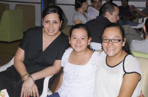 29082012 YANALTE , Luisa y Carla, en festejo de cumpleaños.