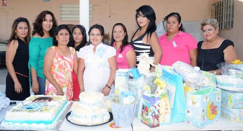 31082012 BLANCA  NÃºÃ±ez, acompaÃ±ada de algunas de las invitadas a su recepciÃ³n de canastilla.