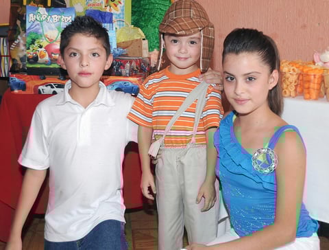 31082012 JUAN ÃNGEL  Zapata celebrÃ³ su cumpleaÃ±os, junto a sus hermanos Juan Ignacio y Sara Patricia.