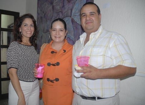 31082012 LORENA , Jossie y Jaime en reciente apertura.