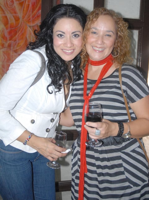 31082012 ISELA  Pedrueza e Ileana Medina durante una exposición.