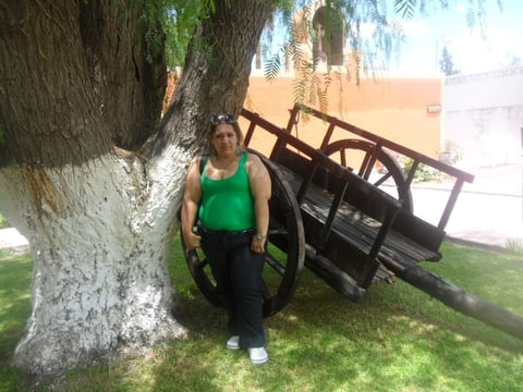 Alejandra Flores, posó para la foto del recuerdo en Parras, Coah.